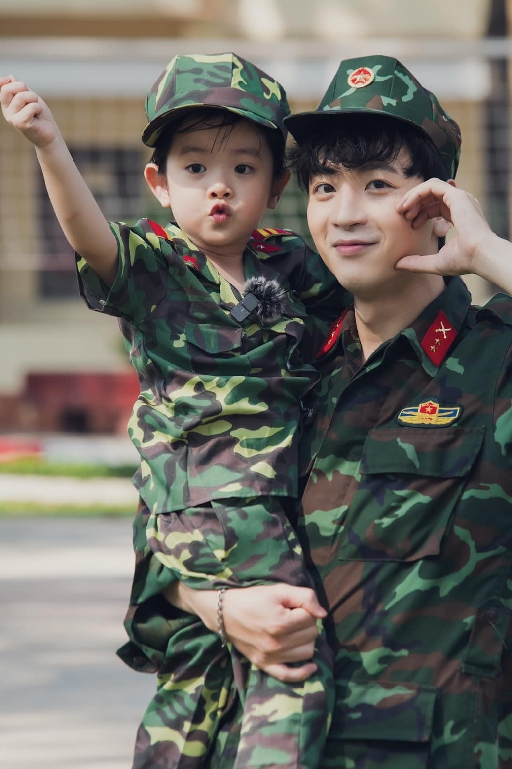 Phí Ngọc Hưng cùng con gái Bona tham gia hoạt động nhập ngũ trong chương trình Mẹ vắng nhà, ba là siêu nhân.