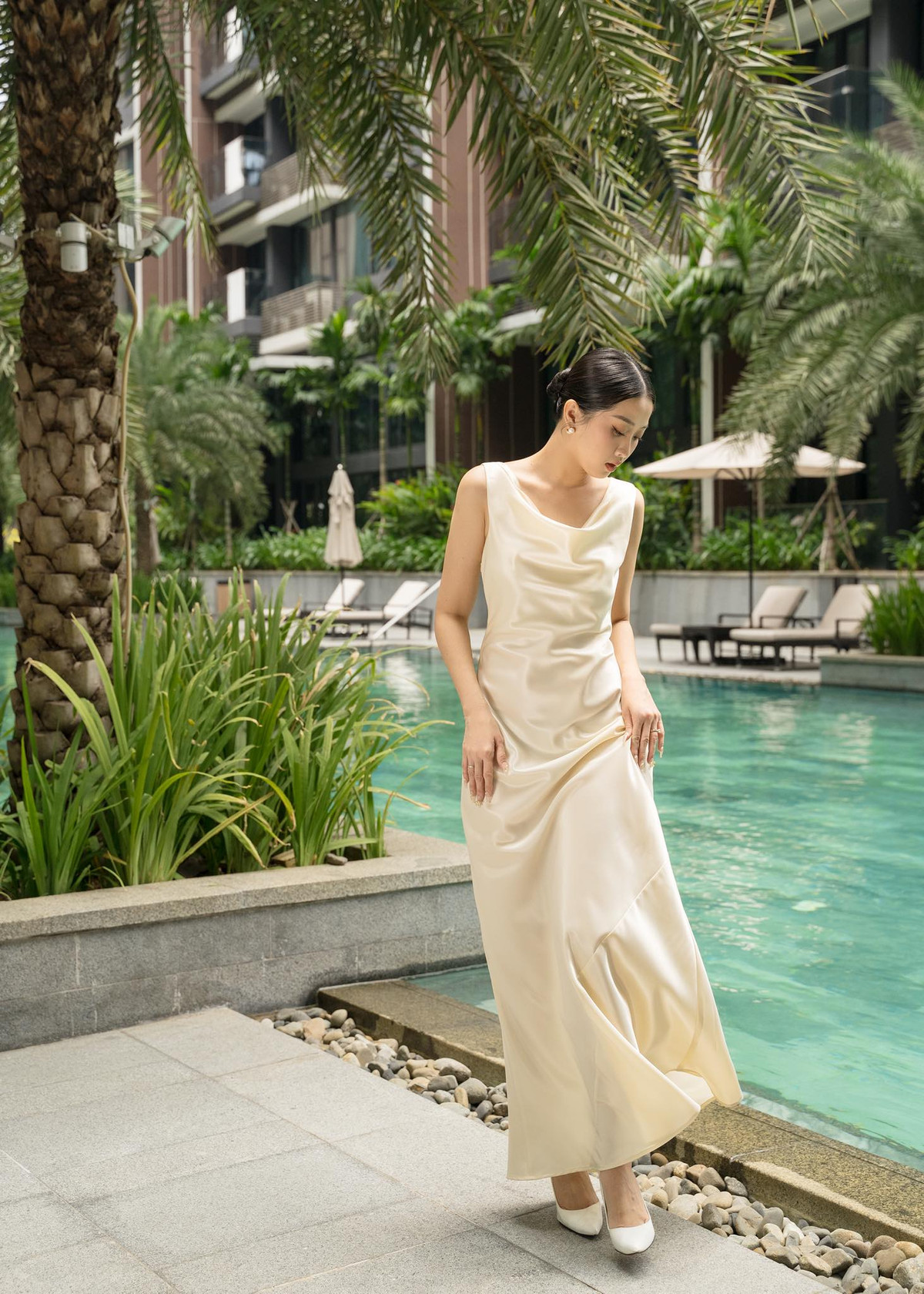 Liêu Hà Trinh đăng ảnh tạo dáng bên hồ bơi.