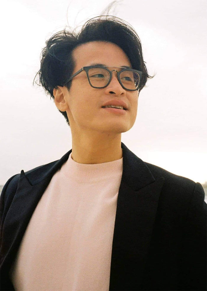 Ngoài giọng ca, vẻ ngoài lịch lãm, Hà Anh Tuấn còn được khán giả yêu mến vì anh là người giàu lòng nhân ái, tham gia nhiều dự án mang tính cộng đồng, chia sẻ với những hoàn cảnh khó khăn.