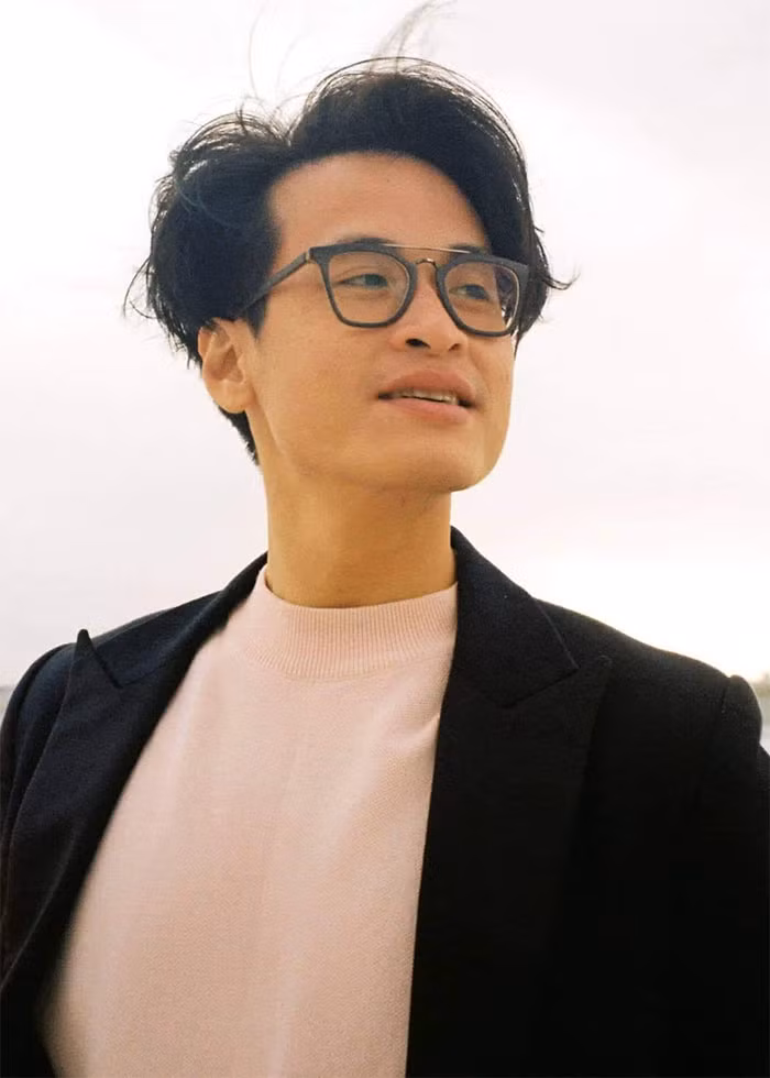 Ngoài giọng ca, vẻ ngoài lịch lãm, Hà Anh Tuấn còn được khán giả yêu mến vì anh là người giàu lòng nhân ái, tham gia nhiều dự án mang tính cộng đồng, chia sẻ với những hoàn cảnh khó khăn.