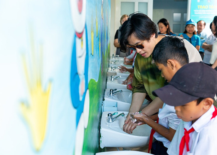 "Mình đi thăm lũ con nít và mình thấy cuộc đời chả có gì quan trọng nữa, Chúng ta khoe nhau nhiều tiền để làm gì? Giờ phải khoe cứu được bao nhiêu người, chữa được bao nhiêu người, hoặc ít nhất với lũ trẻ, phải cho chúng sống được bao nhiêu ngày tháng vui vẻ còn lại. Dân chơi là chơi kiểu đó. Giờ dân chơi vẫn khoe cái xe, cái túi, đồ đạc thế này thế kia thì lỗi thời rồi", câu nói này của Hà Anh Tuấn được lan truyền khắp nơi. (Ảnh: FB Hà Anh Tuấn)