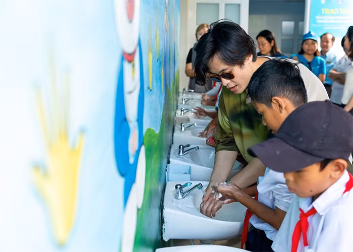 "Mình đi thăm lũ con nít và mình thấy cuộc đời chả có gì quan trọng nữa, Chúng ta khoe nhau nhiều tiền để làm gì? Giờ phải khoe cứu được bao nhiêu người, chữa được bao nhiêu người, hoặc ít nhất với lũ trẻ, phải cho chúng sống được bao nhiêu ngày tháng vui vẻ còn lại. Dân chơi là chơi kiểu đó. Giờ dân chơi vẫn khoe cái xe, cái túi, đồ đạc thế này thế kia thì lỗi thời rồi", câu nói này của Hà Anh Tuấn được lan truyền khắp nơi. (Ảnh: FB Hà Anh Tuấn)