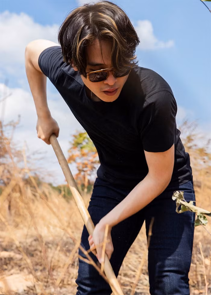 Từ tháng 10/2020, Hà Anh Tuấn đã khởi xướng dự án Chồi Việt Nam chăm lo sức khỏe, giúp trẻ em có hoàn cảnh khó khăn đến trường. Dự án này hoạt động bằng kinh phí do Hà Anh Tuấn cùng công ty trích ra từ doanh thu và những hoạt động âm nhạc. Anh không kêu gọi từ thiện cũng như nhận tiền mặt từ mạnh thường quân. (Ảnh: FB Hà Anh Tuấn)