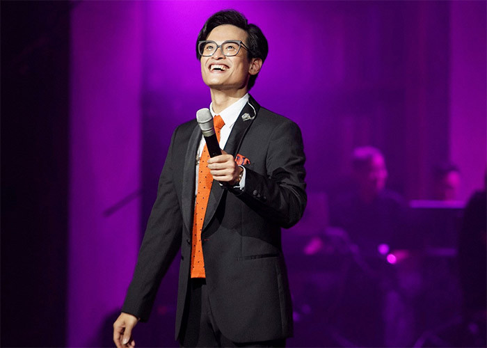 Năm 2006, sau khi hoàn thành chương trình học tại Đức và nghe theo một số bạn bè cổ vũ, Hà Anh Tuấn trở về Việt Nam đăng ký tham dự cuộc thi Sao Mai điểm hẹn của Đài truyền hình Việt Nam. Trong cuộc thi năm đó, anh đoạt giải ca sĩ triển vọng và lọt vào top 3 ca sĩ được yêu thích nhất cùng với ca sĩ Hoàng Hải và rocker Phạm Anh Khoa. (Ảnh: FB Hà Anh Tuấn)