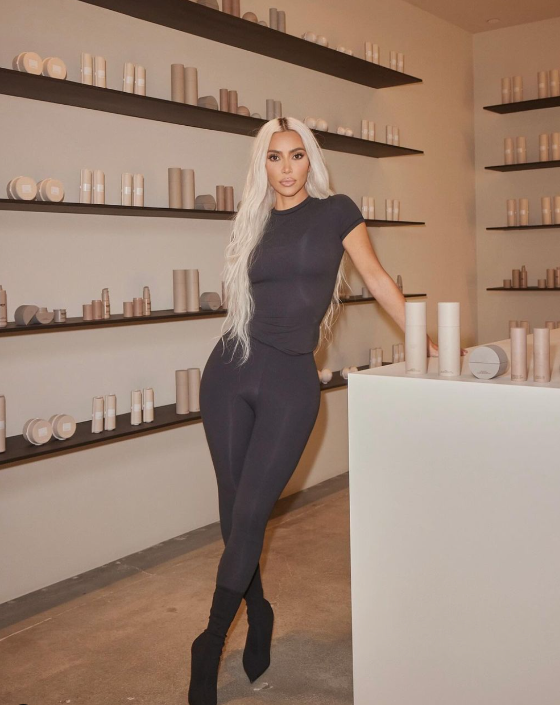 Khác với hình ảnh lung linh trên thảm đỏ hay mạng xã hội, nhan sắc ngoài đời thực của Kim Kardashian được đánh giá là "ít hoàn hảo" hơn tuy nhiên vẫn nổi bật nhờ vóc dáng nóng bỏng.