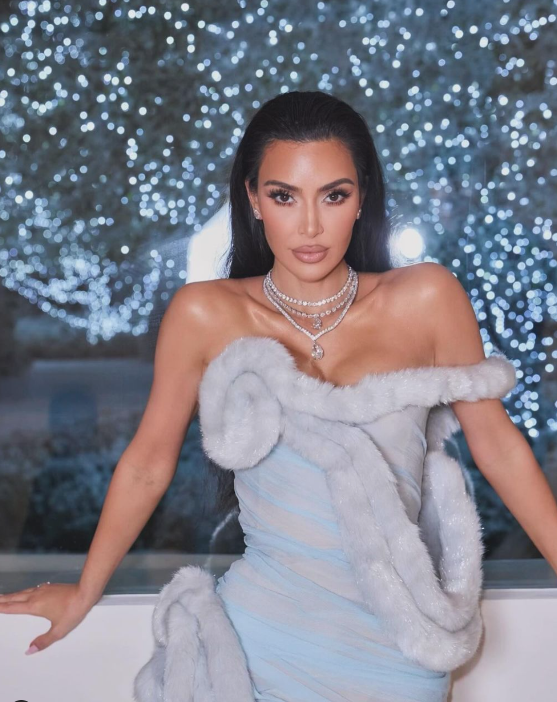 Kim là một nhân vật có tầm ảnh hưởng trên mạng xã hội với hàng trăm triệu lượt theo dõi. Cô gây dựng nên khối tài sản 1,7 tỷ USD từ hoạt động kinh doanh thời trang và mỹ phẩm.