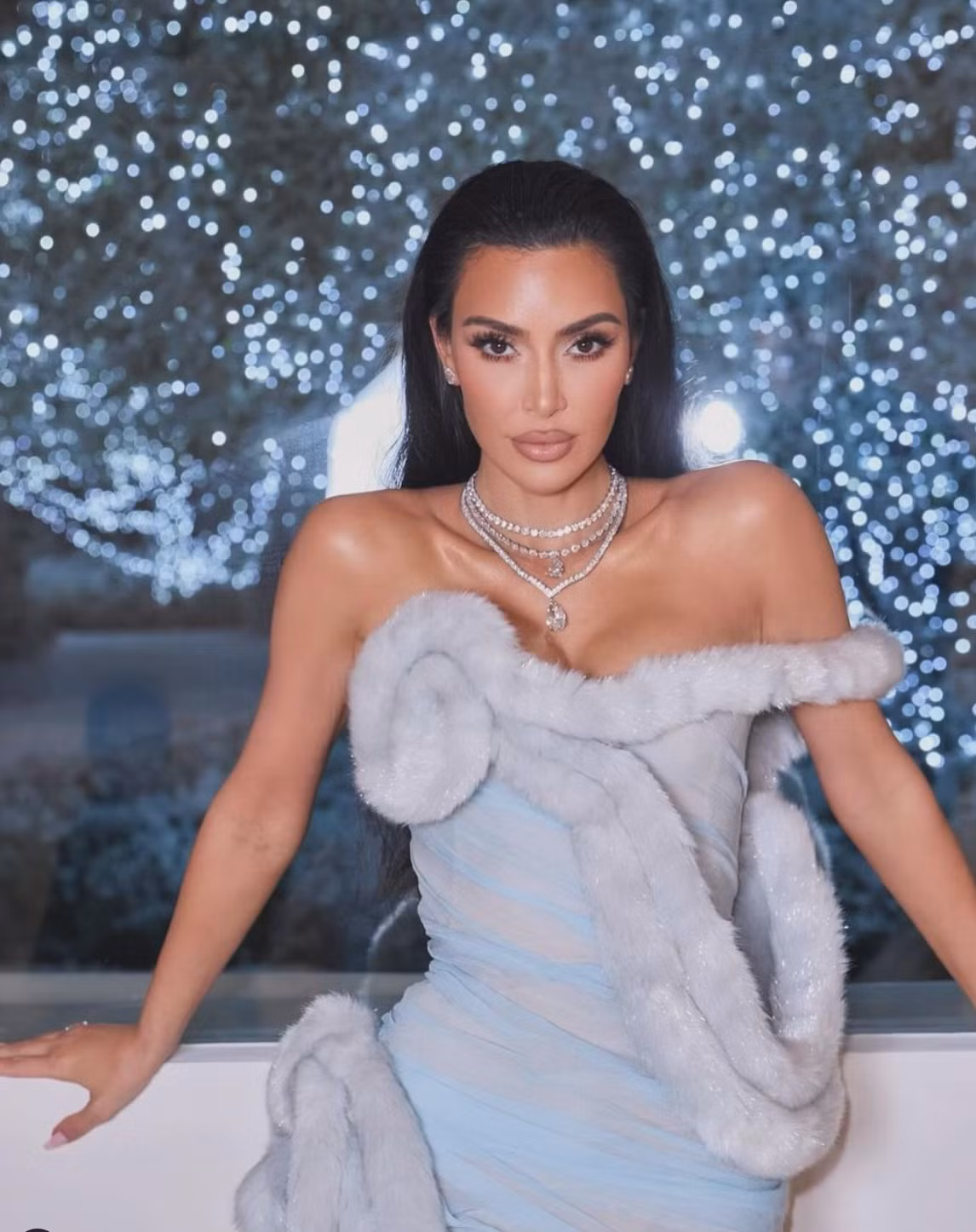 Kim là một nhân vật có tầm ảnh hưởng trên mạng xã hội với hàng trăm triệu lượt theo dõi. Cô gây dựng nên khối tài sản 1,7 tỷ USD từ hoạt động kinh doanh thời trang và mỹ phẩm.