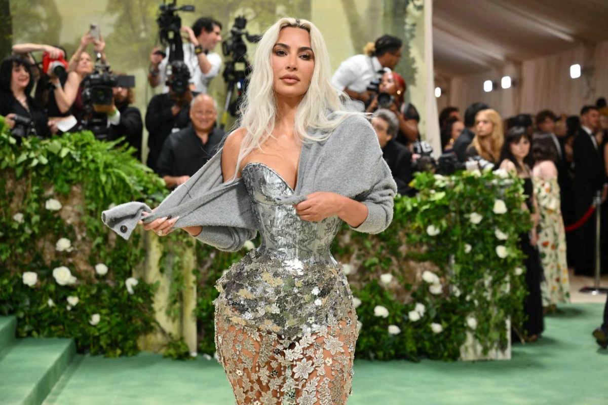 Cô mặc bộ đầm ánh bạc chiết eo "dữ dội". Vòng eo của Kim được ví như vòng eo con kiến và tạo nên hiệu ứng đồng hồ cát gây sửng sốt.