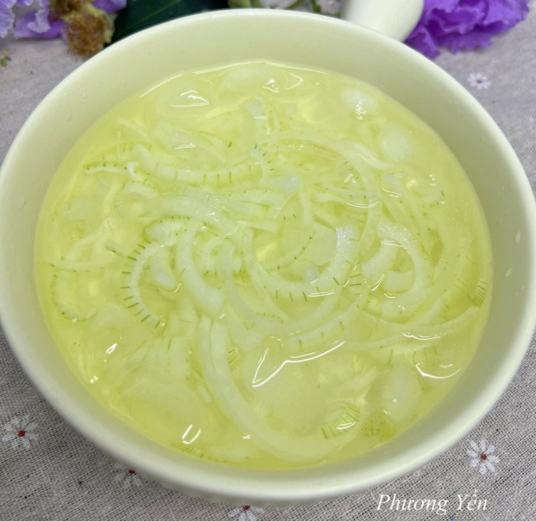Hành tây bóc vỏ, thái mỏng rồi cho ngay vào bát nước đá ngâm cho bớt hăng. Ảnh: Phương Yến