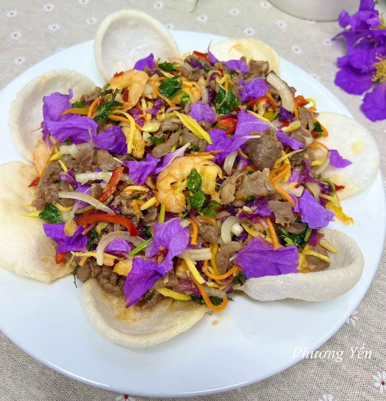 Tôm sú luộc chín bóc vỏ, thịt bò phi thơm hành tỏi băm xào chín tới. Cho rất cả các nguyên liệu vào bát lớn, đổ nước trộn nộm lên. Đảo đều, sau đó rắc lạc rang lên rồi thưởng thức. Ảnh: Phương Yến