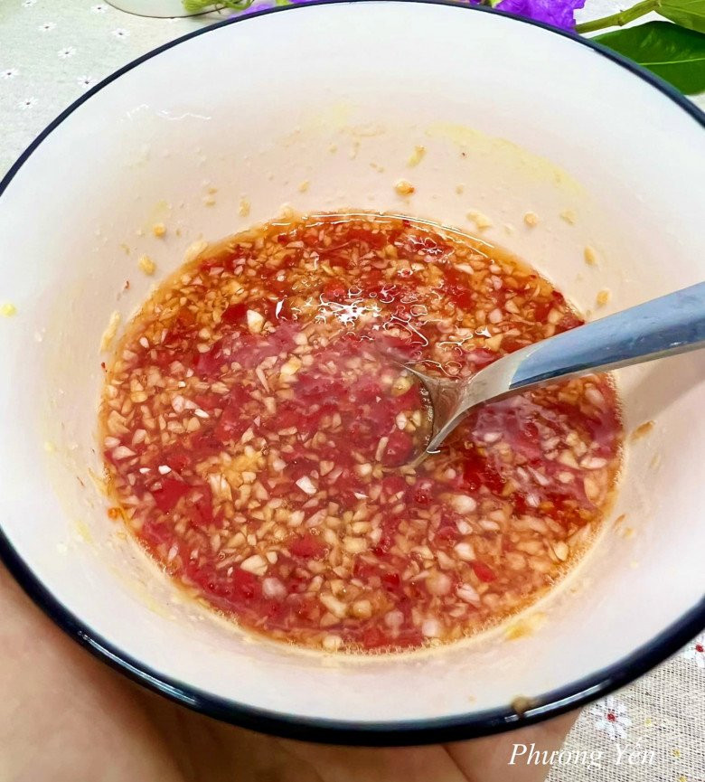 Pha nước mắm trộn gỏi: 3 muỗng cà phê nước mắm, 2 muỗng cà phê đường, 1 muỗng cà phê nước cốt chanh, 1 muỗng cà phê tỏi băm, 1/2 muỗng cà phê ớt băm, khuấy đều cho tan gia vị. Ảnh: Phương Yến