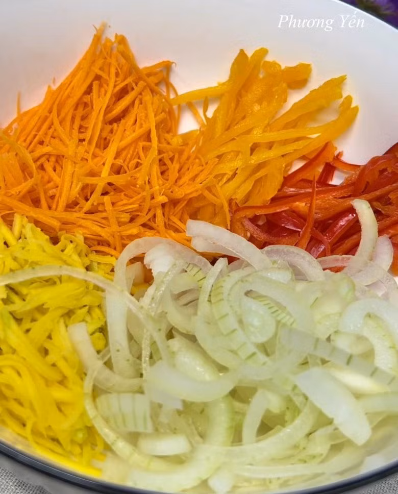 Xoài gọt vỏ, bào sợi. Cà rốt gọt vỏ, rửa sạch, bào sợi. Ớt chuông đỏ và vàng rửa sạch, thái sợi. Ảnh: Phương Yến