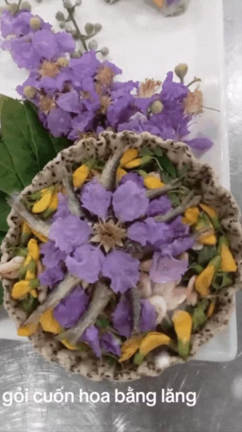 Đối với nhiều người món ăn làm từ hoa bằng lăng có thể mới lạ, nhưng ở nhiều nơi, người dân thường hái những cành hoa băng lăng trước cửa, trong vườn nhà mình tận dụng làm món ăn giải nhiệt mùa hè, phải kể đến món gỏi cuốn cá linh hoa bằng lăng. Nguồn: Mãi Thơm Cần Thơ.