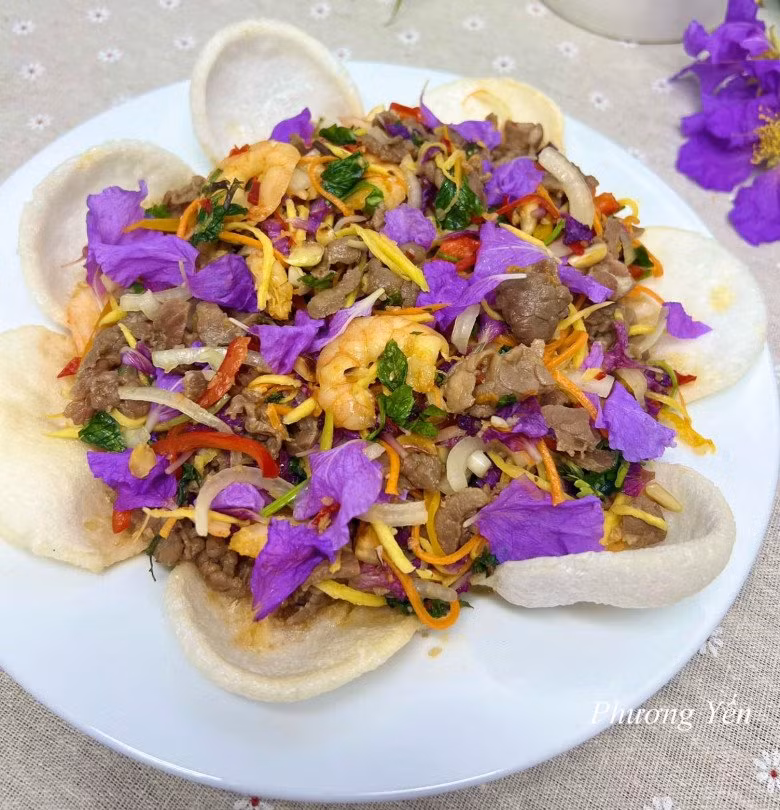 Tôm sú luộc chín bóc vỏ, thịt bò phi thơm hành tỏi băm xào chín tới. Cho rất cả các nguyên liệu vào bát lớn, đổ nước trộn nộm lên. Đảo đều, sau đó rắc lạc rang lên rồi thưởng thức. Ảnh: Phương Yến