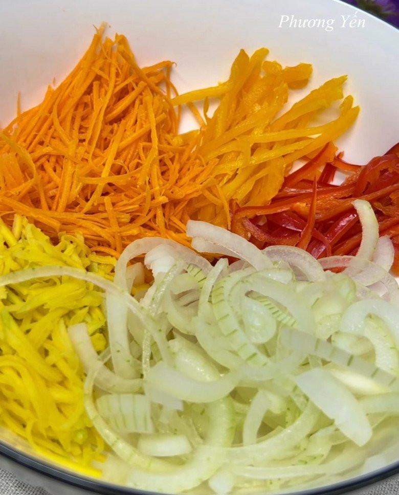 Xoài gọt vỏ, bào sợi. Cà rốt gọt vỏ, rửa sạch, bào sợi. Ớt chuông đỏ và vàng rửa sạch, thái sợi. Ảnh: Phương Yến