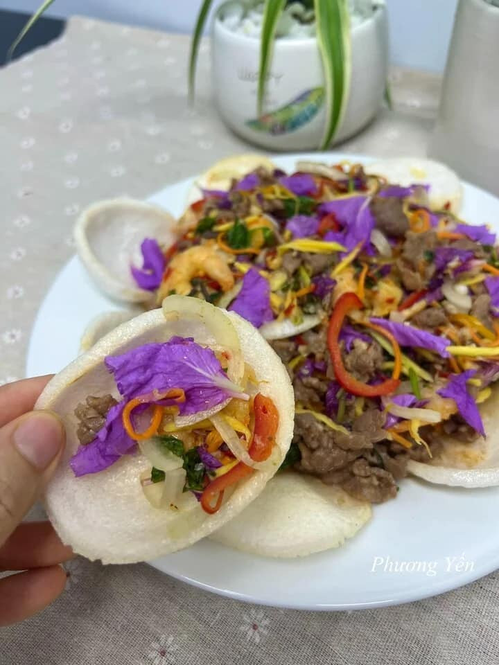 Gỏi hoa bằng lăng thịt bò ăn cùng phồng tôm rất ngon. Ảnh: Phương Yến