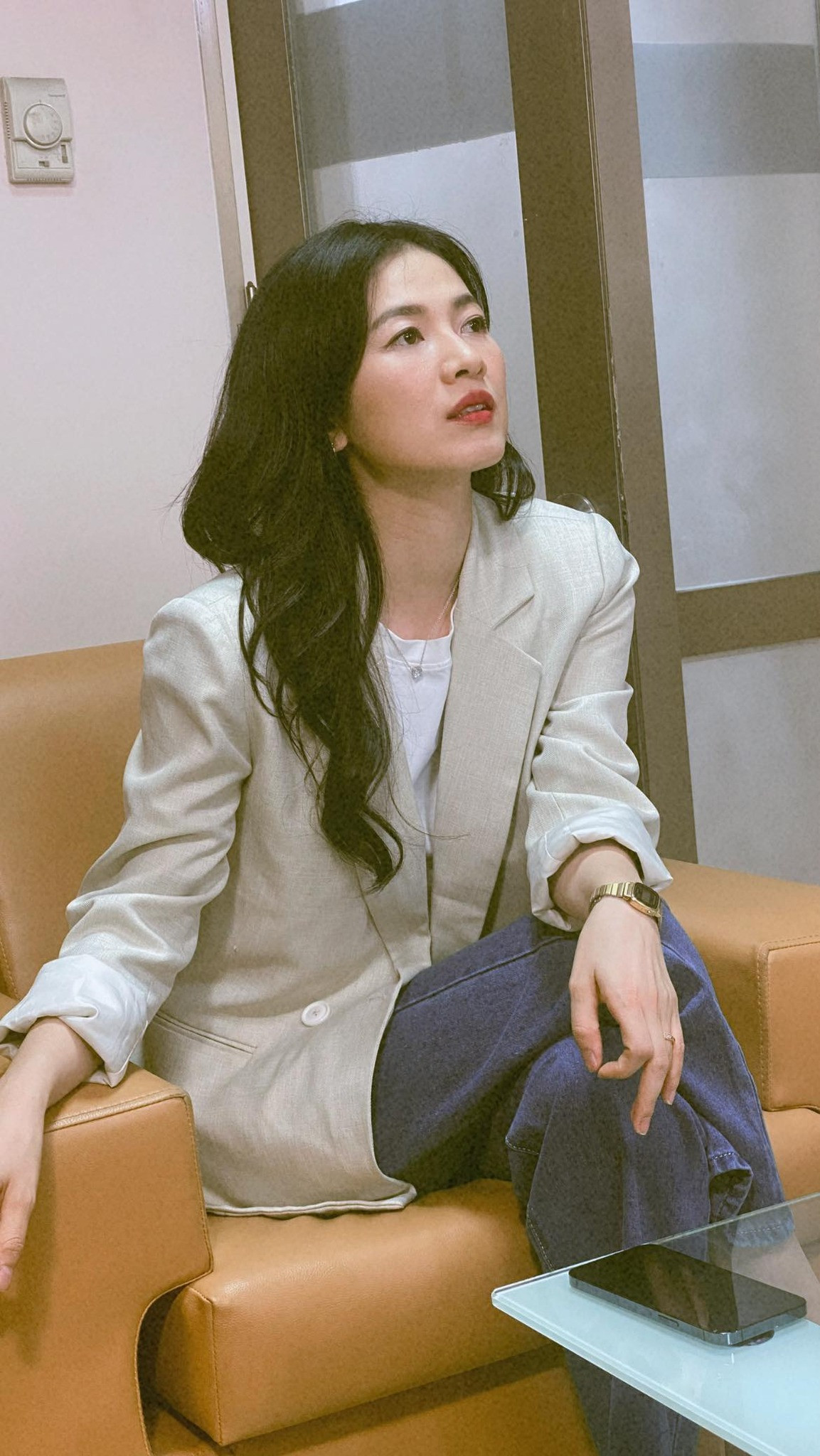 Diễn viên Oanh Kiều tốt nghiệp Đại học Sân khấu Điện ảnh TP.HCM. Cô là gương mặt quen thuộc của màn ảnh nhỏ, gây ấn tượng bởi gương mặt khả ái, lối diễn xuất tự nhiên.