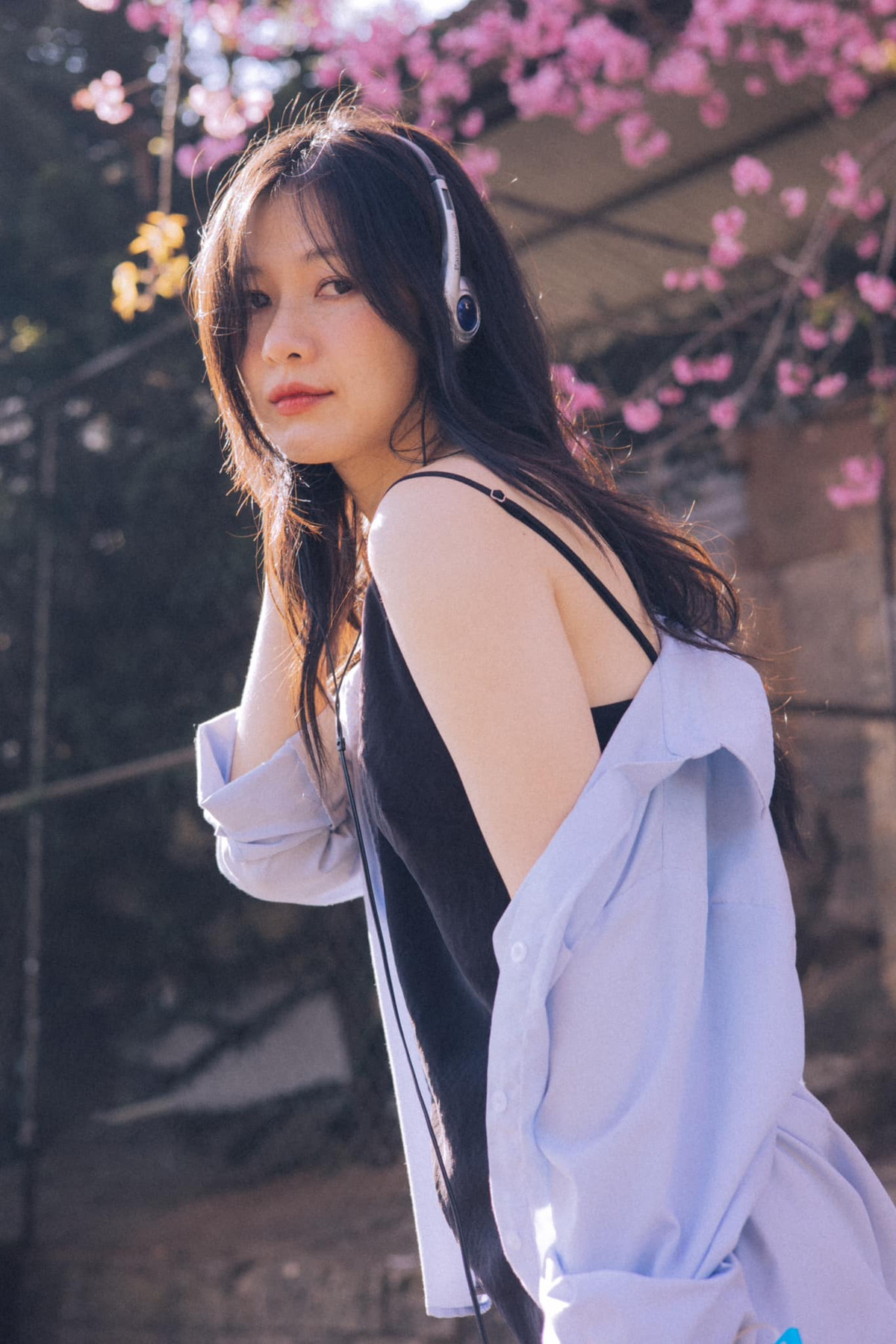 Cô thường xuyên lựa chọn những trang phục thanh lịch, nhẹ nhàng, phù hợp với vóc dáng và phong cách của bản thân.