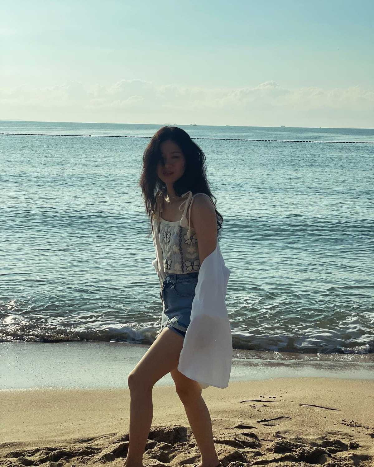 Khác với hình ảnh lam lũ "bà Hai" thời trẻ trong Lật mặt 7, ngoài đời nữ diễn viên Oanh Kiều sở hữu nhan sắc ngọt ngào, trẻ trung với nụ cười rạng rỡ.