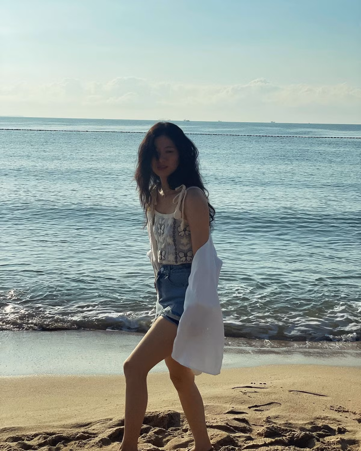 Khác với hình ảnh lam lũ "bà Hai" thời trẻ trong Lật mặt 7, ngoài đời nữ diễn viên Oanh Kiều sở hữu nhan sắc ngọt ngào, trẻ trung với nụ cười rạng rỡ.