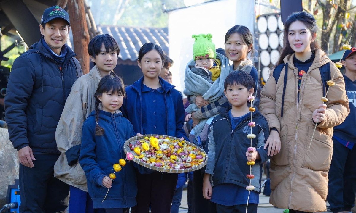 Các bạn diễn của cô là năm diễn viên nhí vào vai các con của bà Hai ngày thơ bé. Trong đó, bốn bé là các con của đạo diễn Lý Hải - nhà sản xuất Minh Hà.