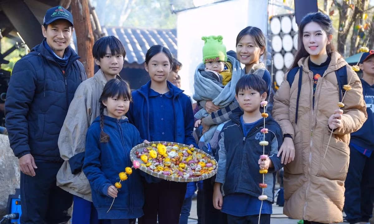 Các bạn diễn của cô là năm diễn viên nhí vào vai các con của bà Hai ngày thơ bé. Trong đó, bốn bé là các con của đạo diễn Lý Hải - nhà sản xuất Minh Hà.