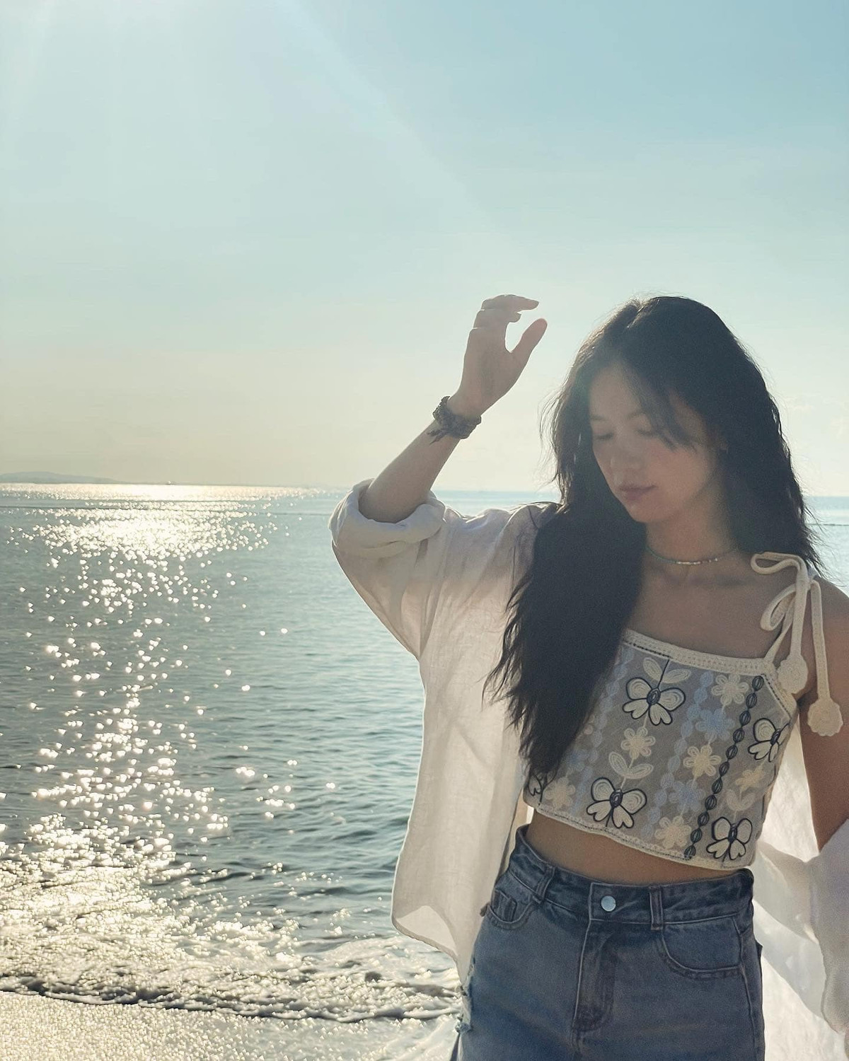 Oanh Kiều là nữ diễn viên sinh năm 1989, được biết đến qua nhiều vai diễn ấn tượng trong các phim như: "Bán chồng", "Cô Ba Sài Gòn", "Tiếng sét trong mưa", "Cây táo nở hoa",...