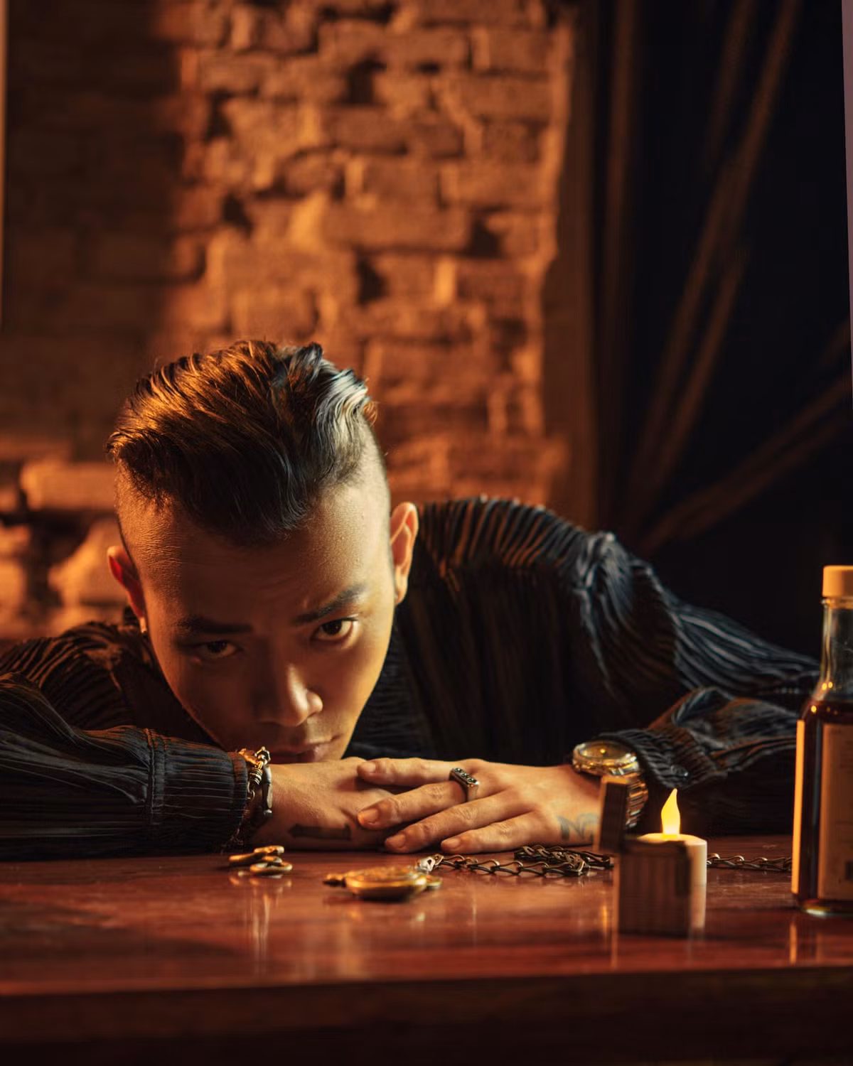 Cụ thể, thời điểm đó lực lượng chức năng phát hiện 6 người đang có mặt trong căn hộ, trong đó có Nguyễn Hoàng Phi (sinh năm 1990). Chính điều này khiến một số cư dân mạng bàn tán vì cho rằng người được nhắc đến là diễn viên Hoàng Phi. Ảnh: FB Lê Hoàng Phi