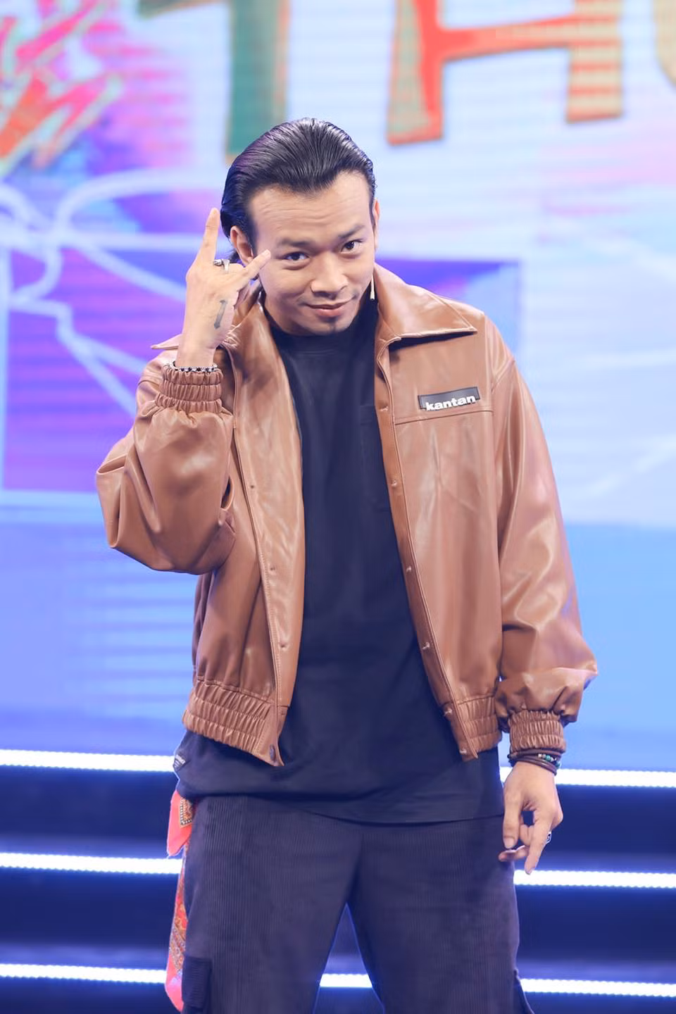 Trước những ngờ vực của cộng đồng mạng, Hoàng Phi đã có dòng chia sẻ trên trang cá nhân. Cụ thể anh viết: “Tôi tên Lê Hoàng Phi, tôi vẫn chăm chỉ đi làm mỗi ngày. Trong tuần tôi đi quay, cuối tuần tôi diễn kịch tại sân khấu. Ai muốn thấy tôi thì tới sân khấu Thế giới Trẻ coi tôi diễn kịch nha". Ảnh: FB Lê Hoàng Phi