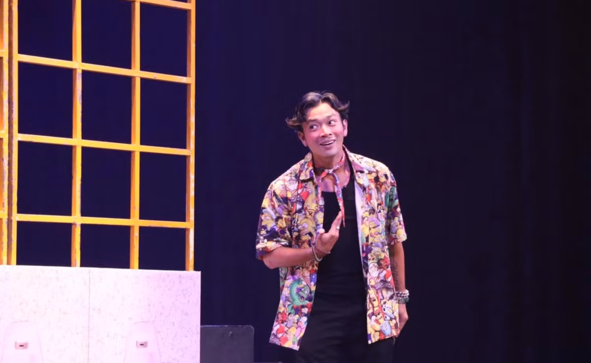 "Sau cuộc họp, đại diện Thế giới Trẻ thông tin không có diễn viên nào tại sân khấu báo cáo việc bị diễn viên Hoàng Phi gạ gẫm. Ngoài ra, tập thể diễn viên khẳng định, không có cá nhân nào bị Nam Thư chèn ép. Quyết định phân vai trong các vở diễn thuộc toàn quyền ban giám đốc", trích một phần trong thông báo của đại diện sân khấu Thế giới Trẻ. Ảnh: FB Lê Hoàng Phi