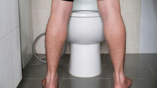  Không tiểu tiện: Sau khi lâm trận, dương vật là nơi thường tụ nhiều máu nhất, tình trạng cương cứng không thể lập tức chấm dứt. Khi ấy, đường tiết niệu và tiền liệt tuyến vẫn đang co thắt, tạo ra sức cản ở ống dẫn tiểu. Nếu tiểu ngay lập tức, áp lực nước tiểu tăng cao đột ngột chính là nguyên nhân dẫn đến hiện tượng vi khuẩn quay ngược lại, gây viêm nhiễm, ảnh hưởng đến sức khỏe. Ảnh minh họa