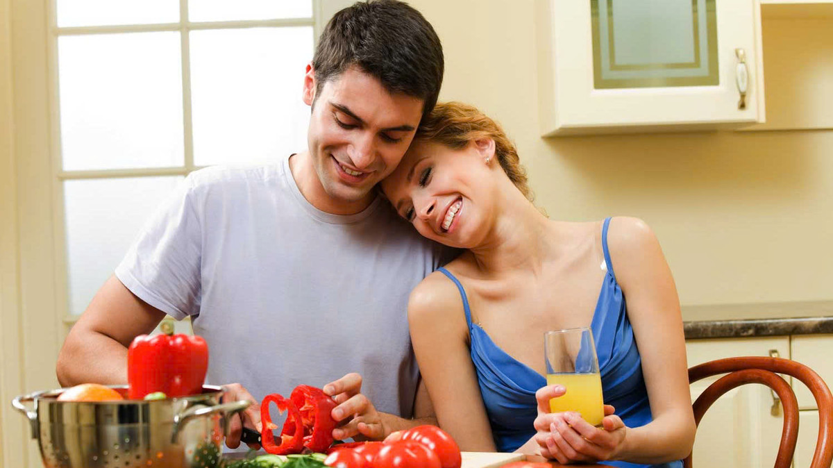 Bổ sung năng lượng là việc làm cần thiết sau mỗi cuộc “yêu” để cả hai duy trì sức khỏe, ham muốn cũng như phục hồi sức lực nhanh chóng cho hoạt động hàng ngày: Uống nước lọc, ăn sữa chua, Socola đen, trái cây họ cam quýt.... Ảnh minh họa