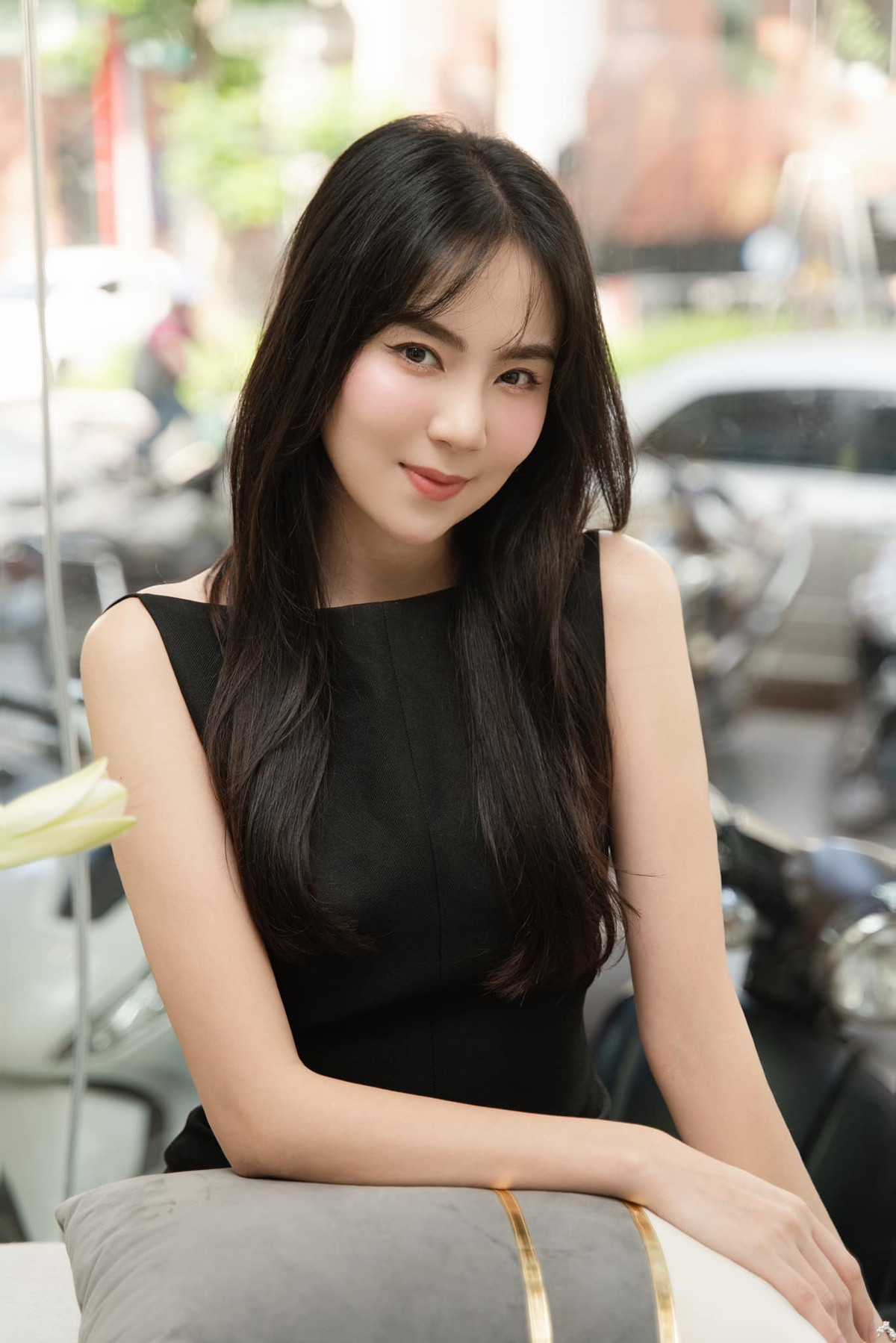 Cô còn có thương hiệu thời trang riêng và thường xuyên lăng-xê các thiết kế do mình thực hiện trên sóng truyền hình.