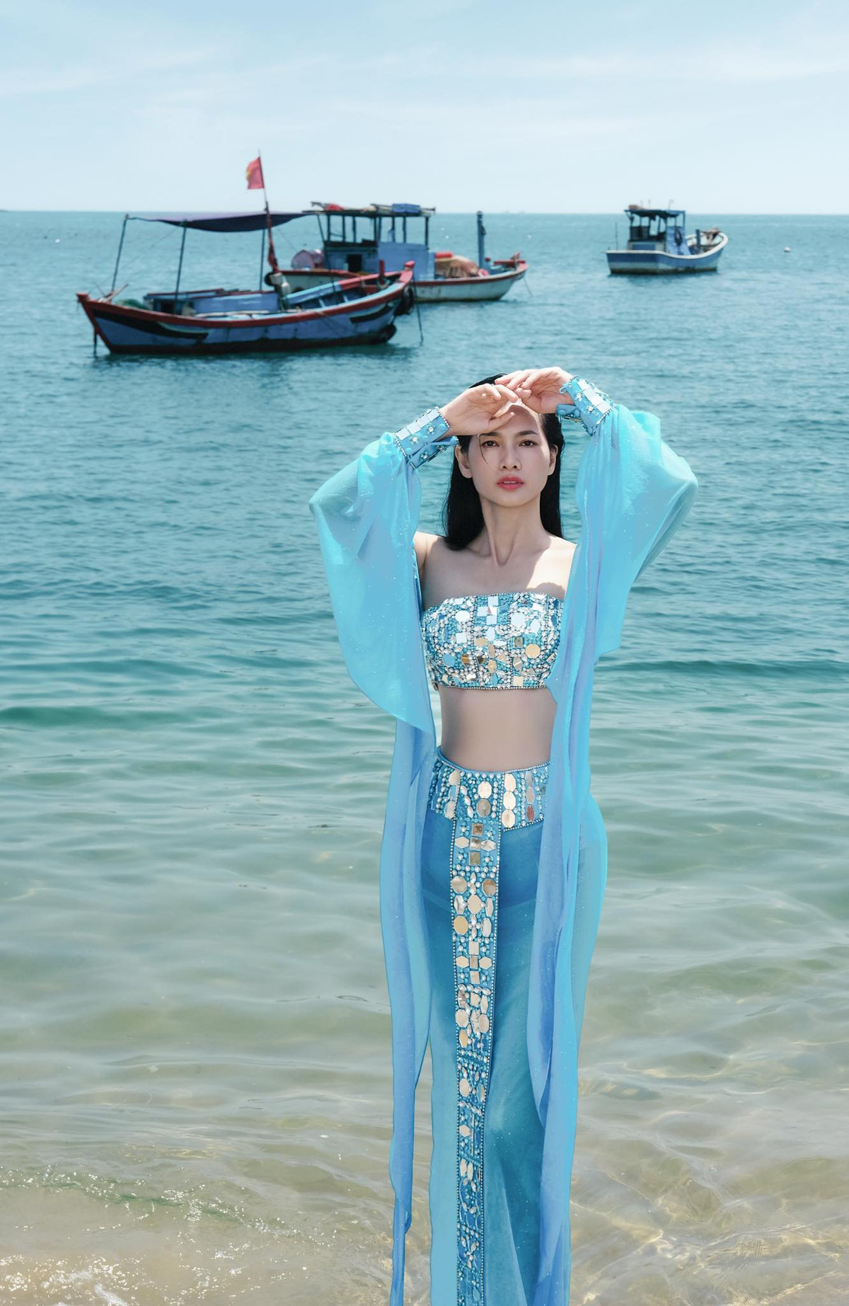 Với vòng eo thon gọn, đôi chân dài miên man và đôi vai thon mảnh, Anh Thư sở hữu vóc dáng mà nhiều người mơ ước. Ảnh: FB Nguyen Anh Thu