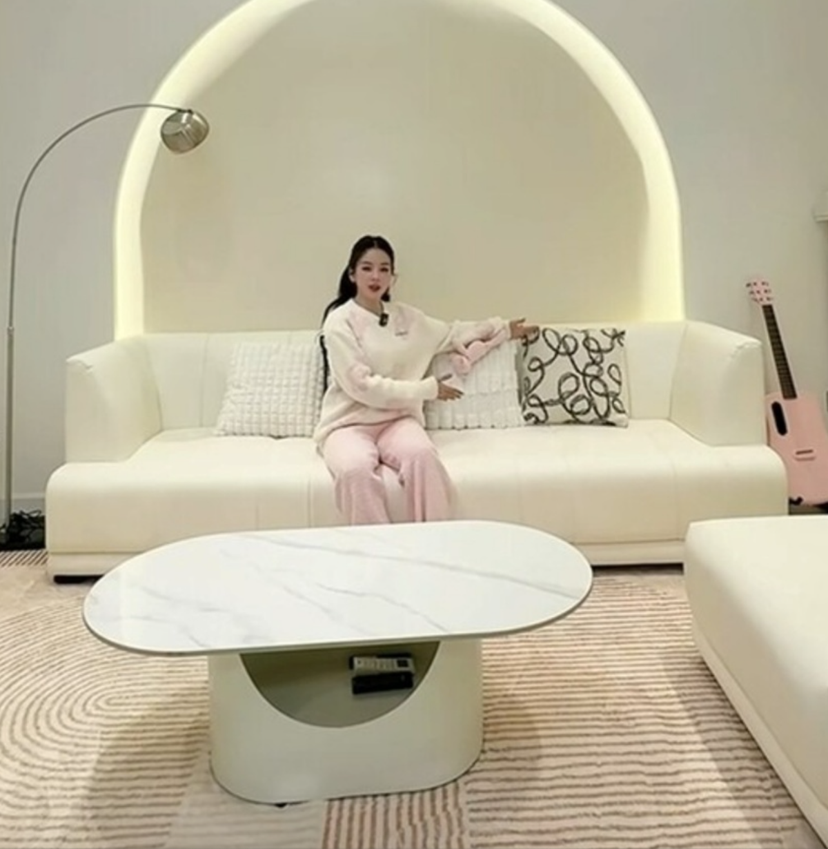 Căn nhà có thiết kế giống như trong các khu biệt thự liền kề, có sân vườn rộng, tầm nhìn thoáng và đảm bảo an ninh. Ảnh: FB DJ Mie