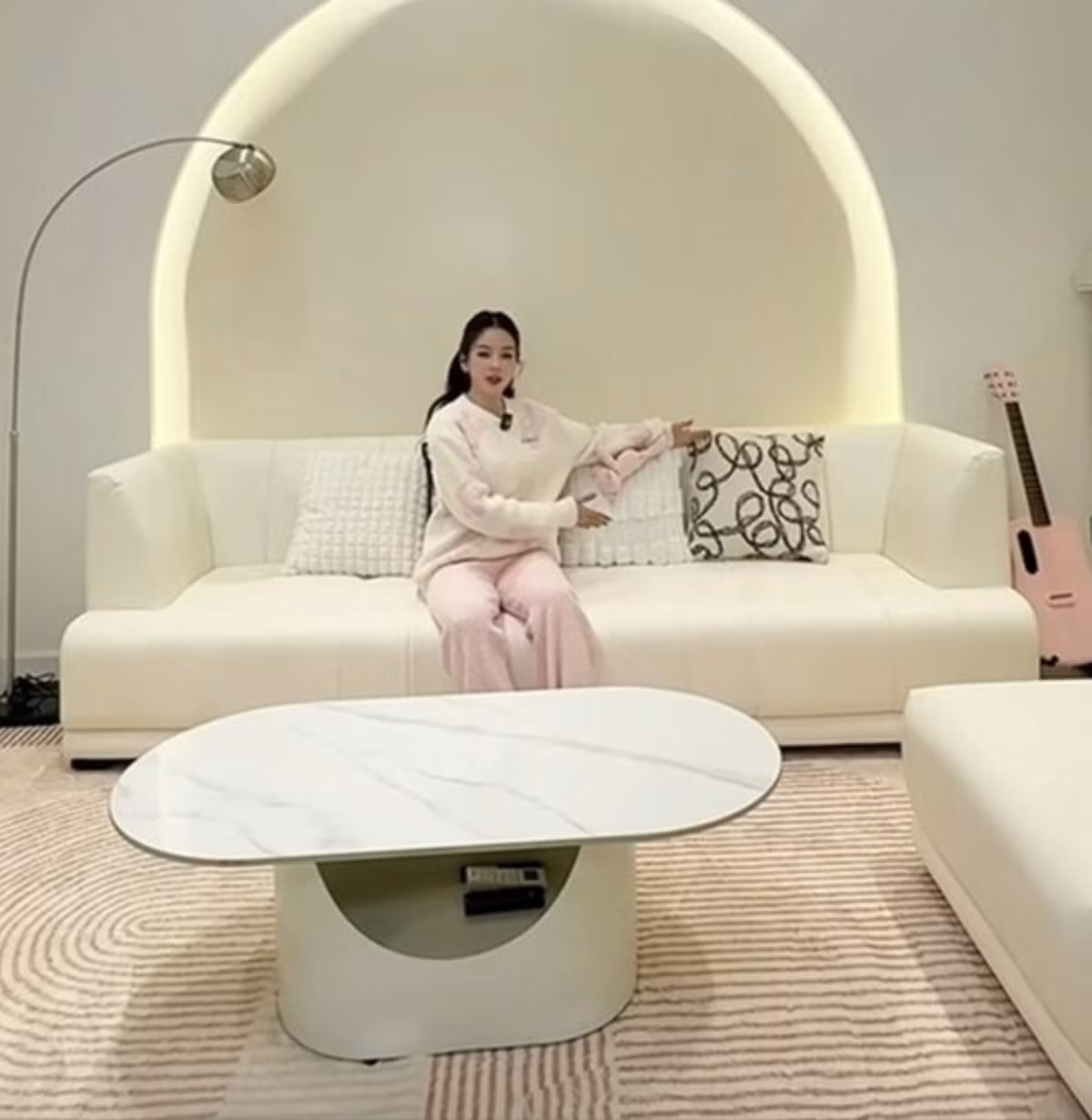 Căn nhà có thiết kế giống như trong các khu biệt thự liền kề, có sân vườn rộng, tầm nhìn thoáng và đảm bảo an ninh. Ảnh: FB DJ Mie