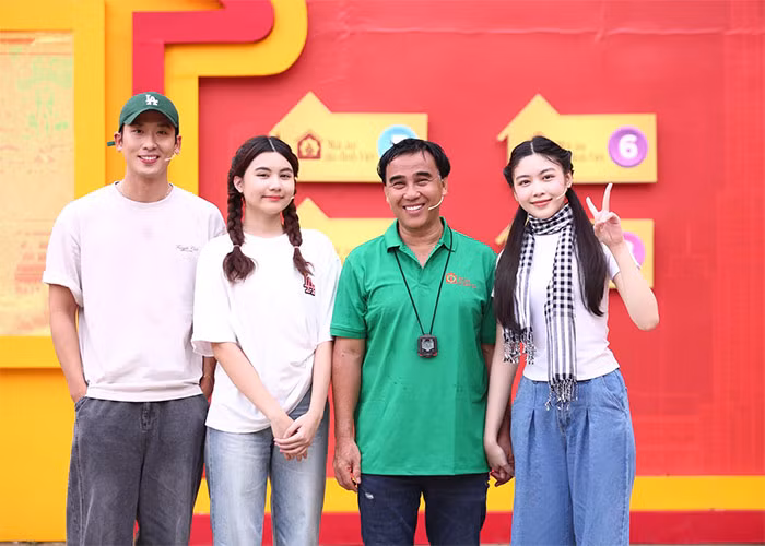 Hai con gái Quyền Linh thường theo bố tham dự các chương trình thiện nguyện.