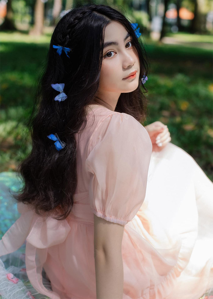 Mới 15 tuổi nhưng Hạt Dẻ đã cao bằng bố và sở hữu đôi chân thon dài miên man.