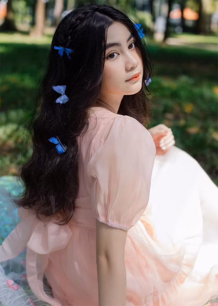 Mới 15 tuổi nhưng Hạt Dẻ đã cao bằng bố và sở hữu đôi chân thon dài miên man.