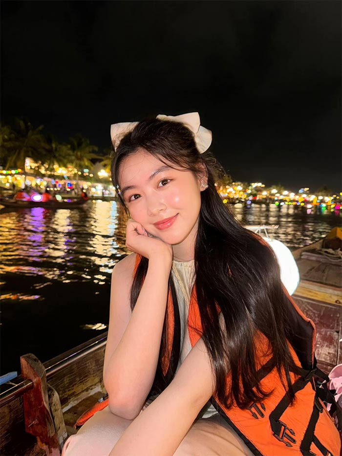 Mai Thảo Linh (tên thân mật là Lọ Lem), con gái lớn của MC Quyền Linh, chuẩn bị bước sang tuổi 18. Cô nàng sở hữu chiều cao 1m71 cùng khuôn mặt đẹp dịu dàng, ưa nhìn.