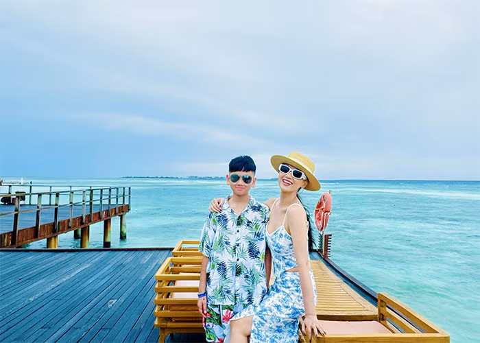 Lã Thanh Huyền cùng chồng con đang tận hưởng kỳ nghỉ tại hòn đảo đẹp nhất thế giới.