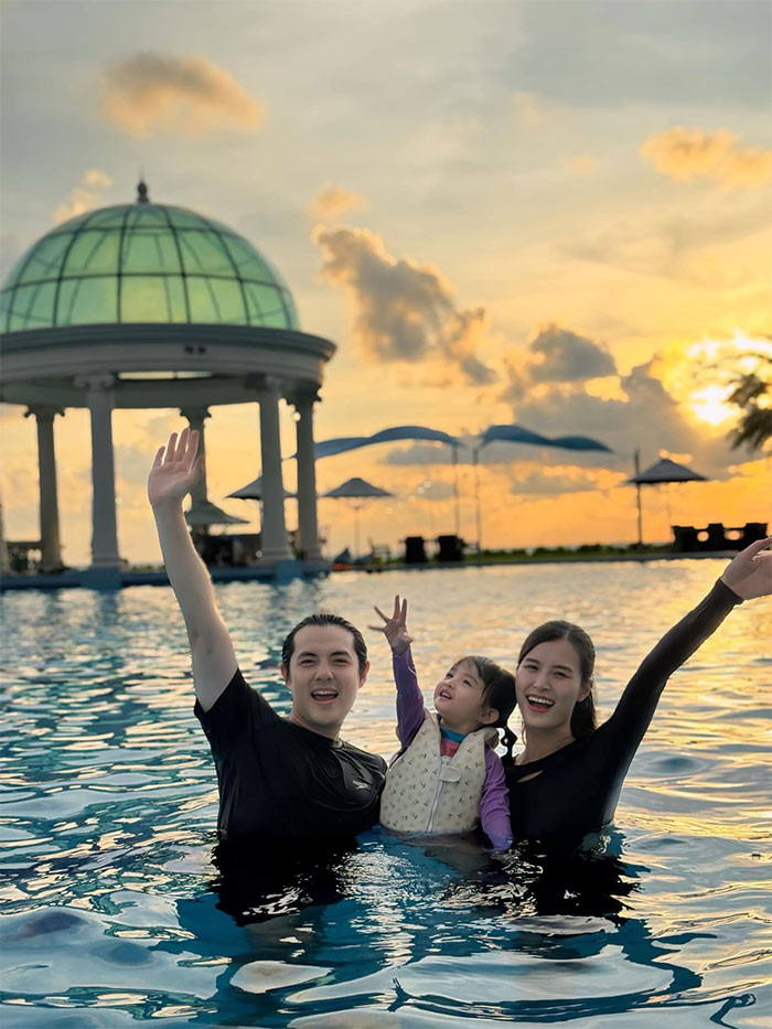 Đông Nhi - Ông Cao Thắng đưa con gái đi du lịch Phú Quốc.