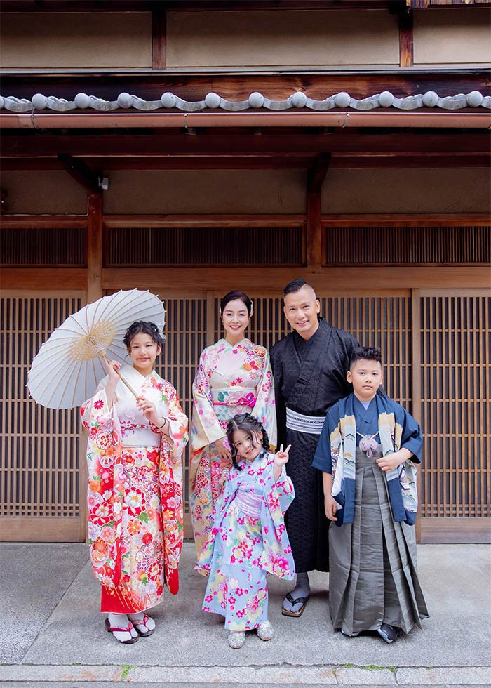 Vợ chồng Hoa hậu Jennifer Phạm đưa ba con đi du lịch Nhật Bản dịp hè.