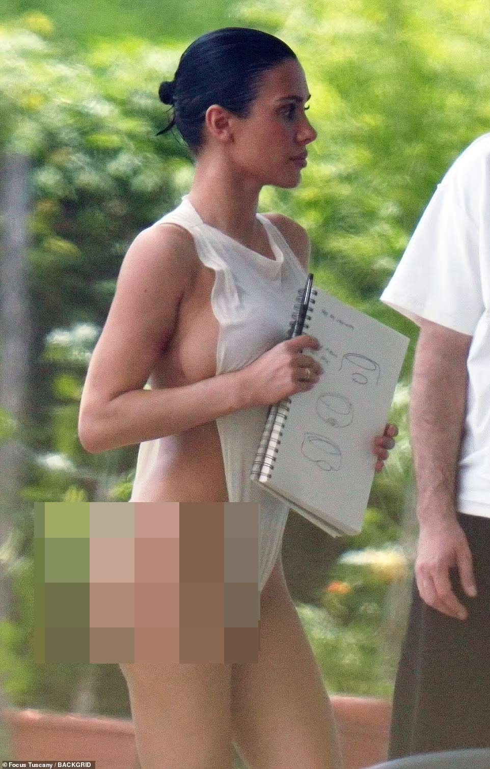 Bianca mặc trang phục như bộ ao tắm tới một cuộc gặp mặt ở Prato, Italy mới đây. (Ảnh: Backgrid)