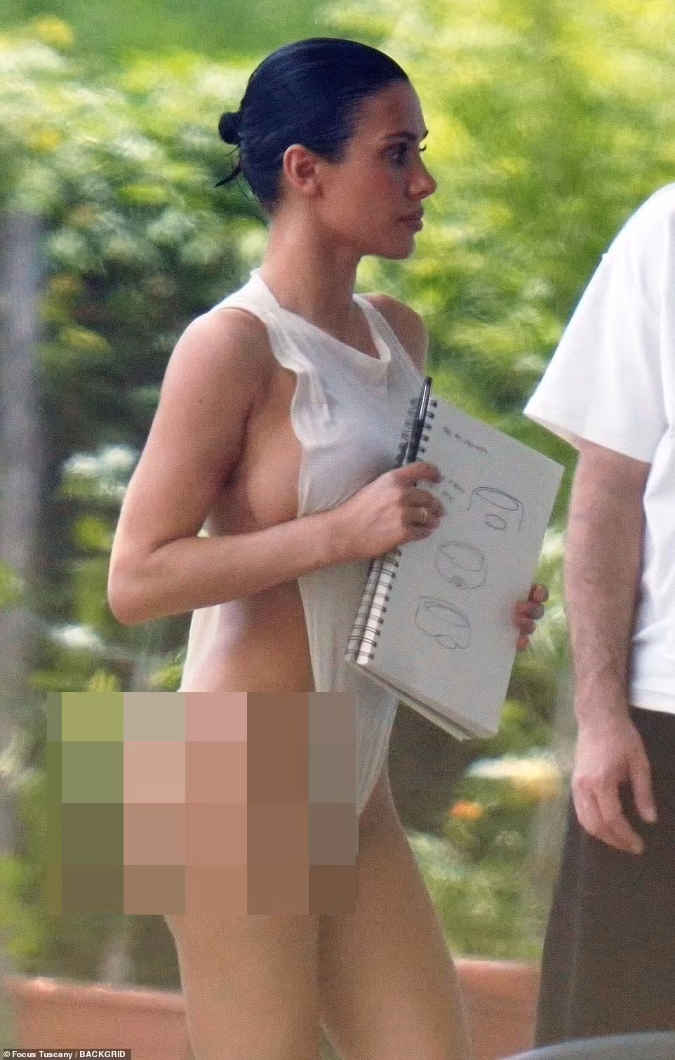 Bianca mặc trang phục như bộ ao tắm tới một cuộc gặp mặt ở Prato, Italy mới đây. (Ảnh: Backgrid)