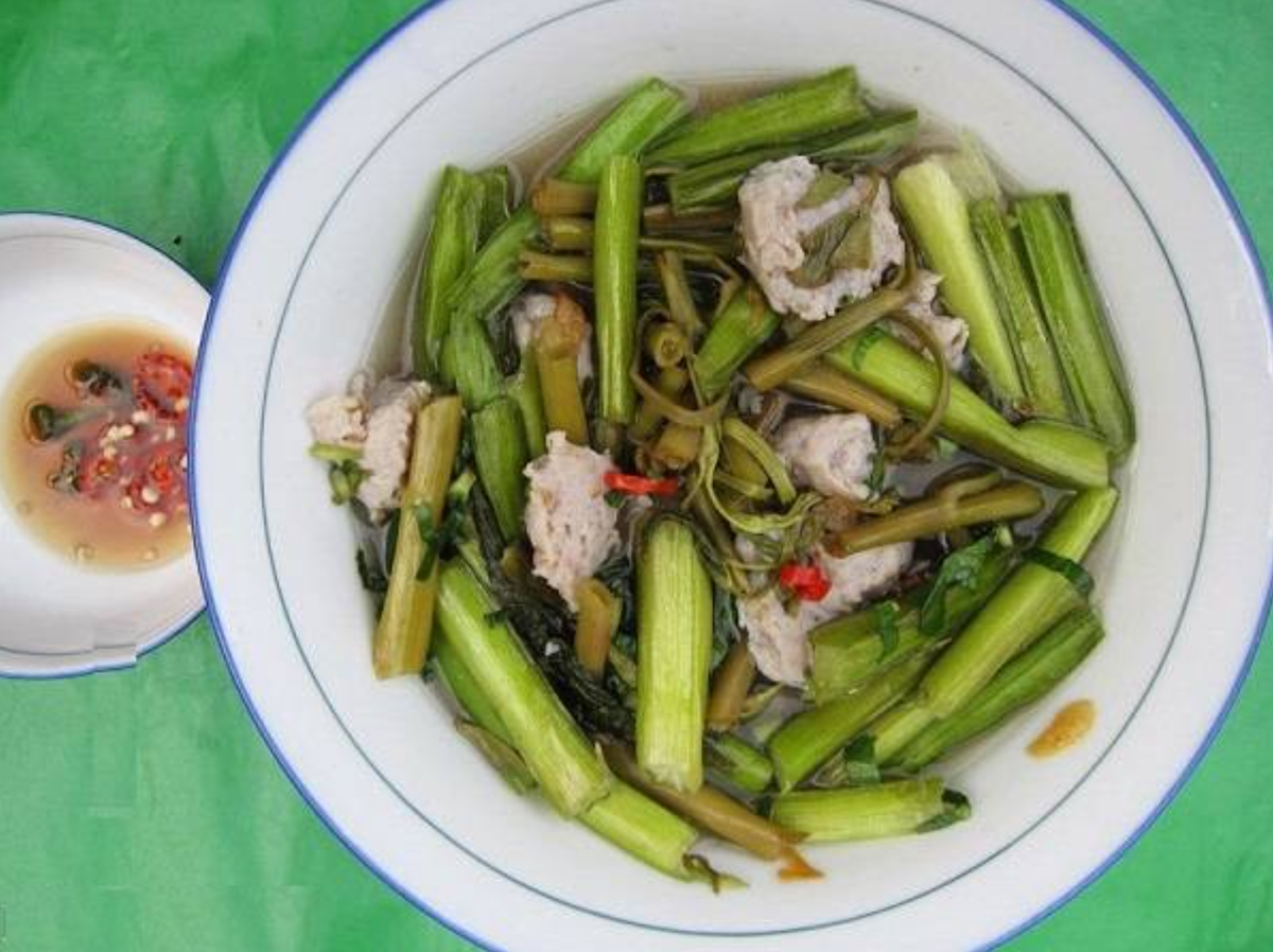 Ngó lục bình xào thịt ba chỉ cũng là món ăn dân dã nhưng lại vô cùng hấp dẫn, đặc biệt là với những ai yêu thích hương vị đồng quê. Ảnh: tribpics