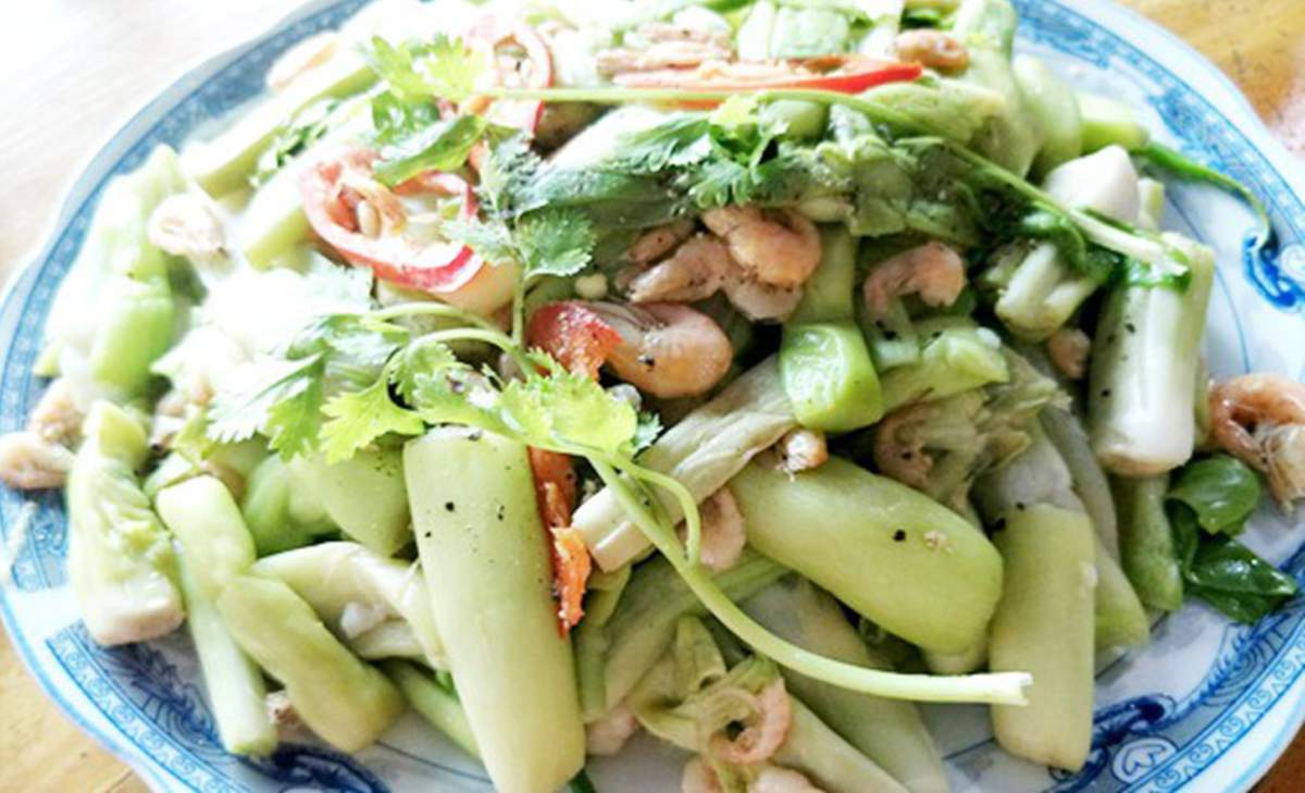 Ngoài những món ăn từ lục bình thường thấy nêu trên, loài cây dại này còn được chế biến thành các món khác như: Lục bình xào thập cẩm, nộm lục bình, lục bình nấu canh chua, lẩu mắm lục bình... Ảnh: tribpics