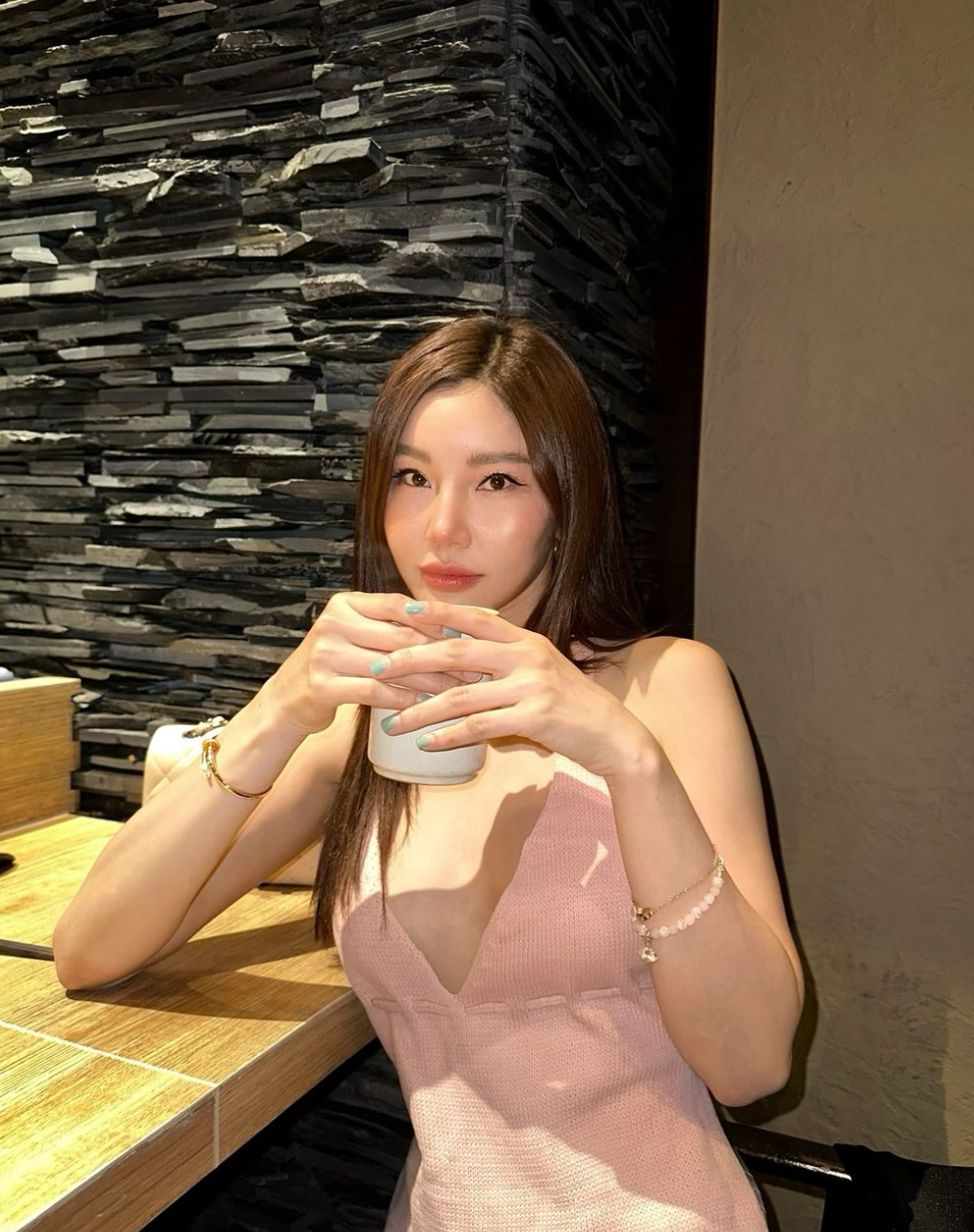 Với thiết kế "mặc như không mặc", hot girl Thái Lan Jarunan Tavepanya đã nhận về không ít ý kiến trái chiều.