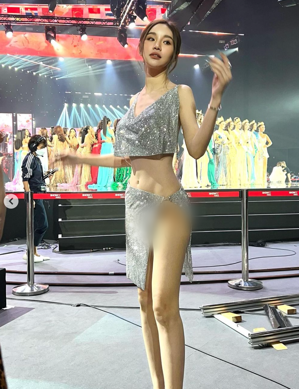 Hot girl này diện trang phục hai mảnh, bên trên là áo dáng croptop và váy xẻ tà sâu, gần như lộ ra phần nhạy cảm.