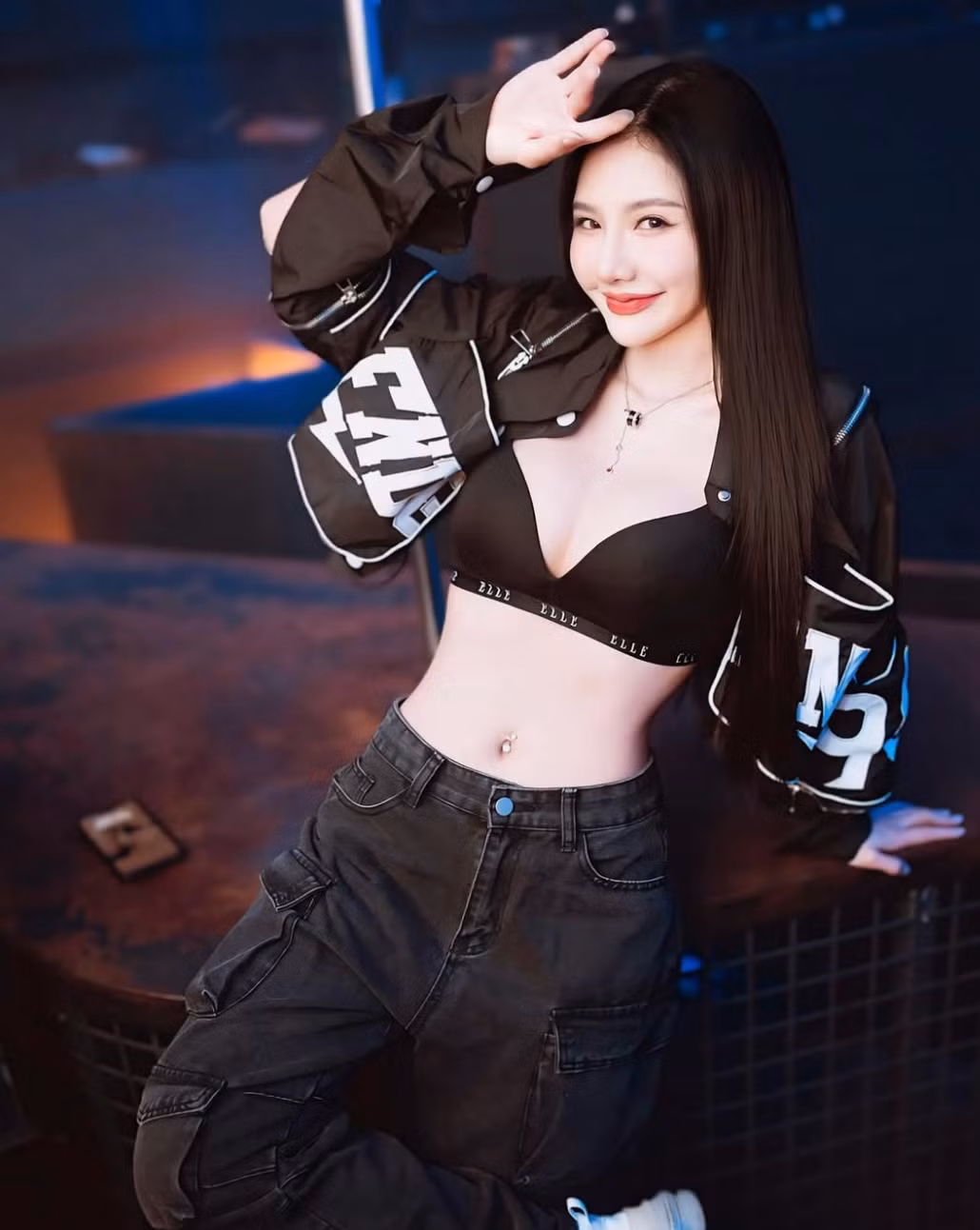 Tổng thể bộ trang phục mang đến một hình ảnh vừa hiện đại, vừa gợi cảm, khiến người xem không thể rời mắt.